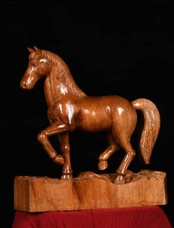 مجسمه ی اسب